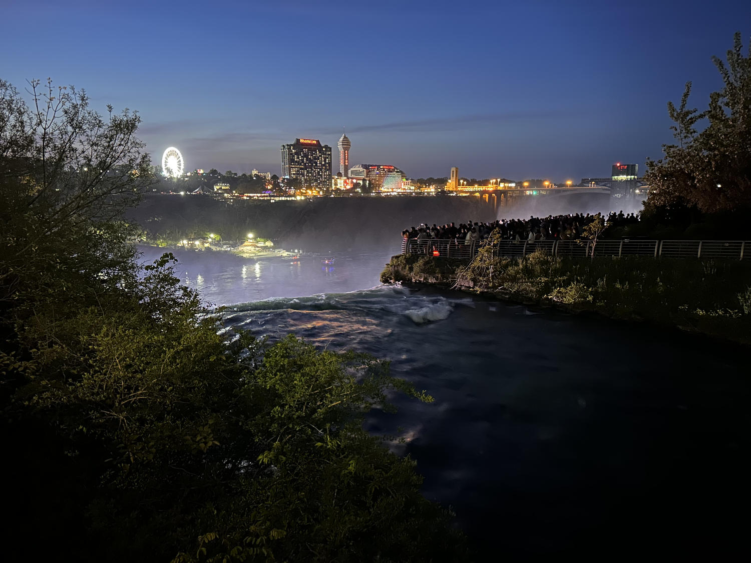 Niagara Noca, niagara at night