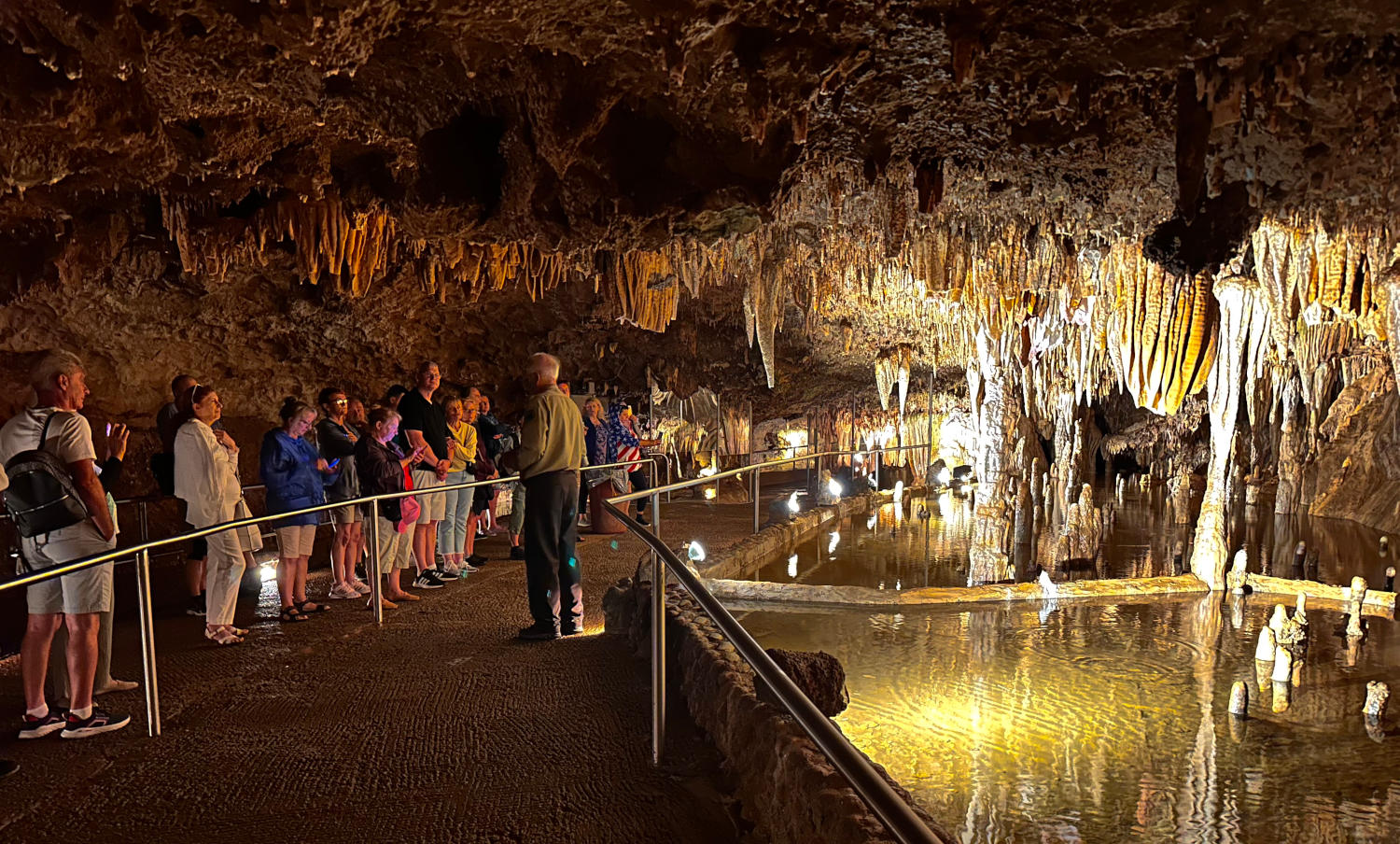 Nieznane Oblicze Wisconsin: Jaskinie, Architektura i Smaki Natury - 1 dzień
