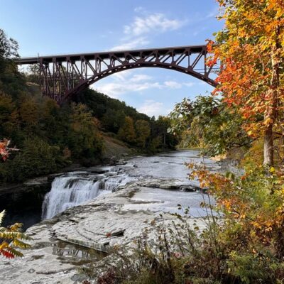 Autumn landscape with bridge and waterfall Niagara letchworth kaniony wschodu